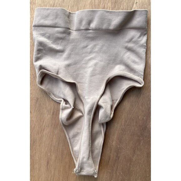 SKIMS Kim Kardashian Sculpting Mid Waist Thong Clay Size S/M SH-MWT-0198 NWOT - Picture 2 of 6